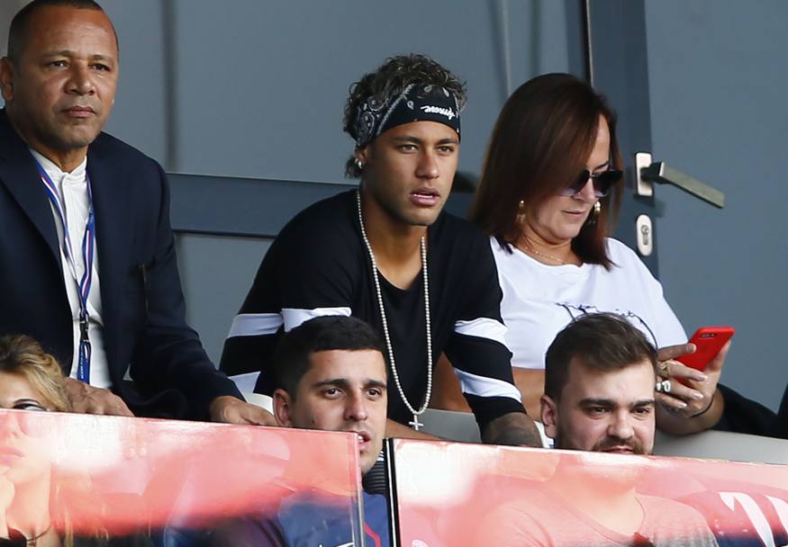 Neymar in tribuna con i genitori (Ap)